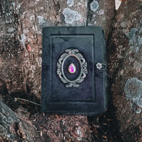 Grimorio roxo, folhas pretas.(preto)