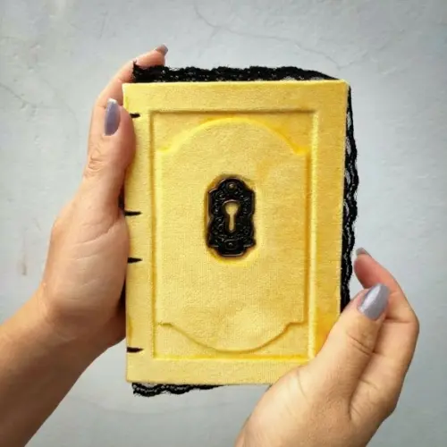 Grimorio A6, folhas envelhecidas, capa revestida de veludo.(amarelo)