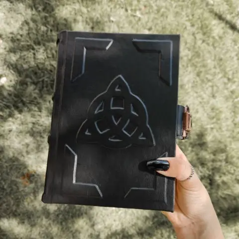 Grimorio Nó Celta folhas Envelhecidas(com sigla, com sulfite pautada,com fecho)