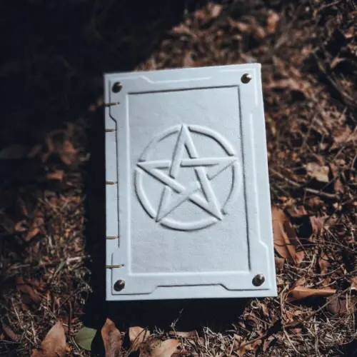 Grimorio Pentagrama, capa branca em couro sintético, Folhas Envelhecidas