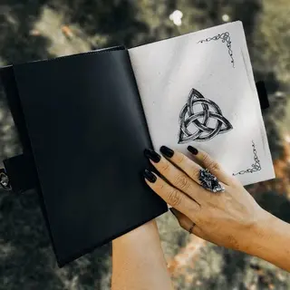 Grimorio Nó Celta folhas Envelhecidas(com sigla, folhas envelhecida,sem fecho)