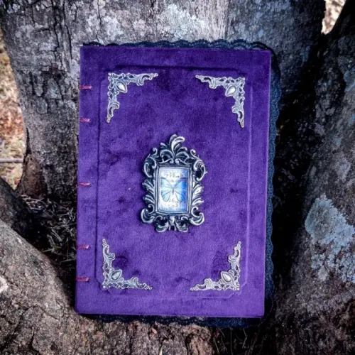 Grimorio borboleta azul, veludo violeta e 200 páginas envelhecidas.