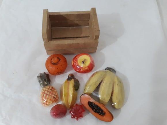Caixote com frutas diversas