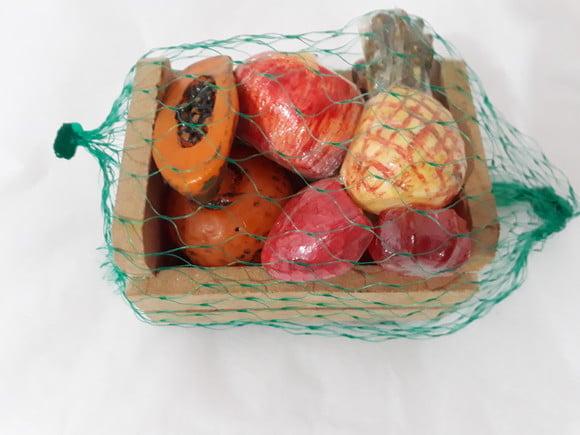 Caixote com frutas diversas