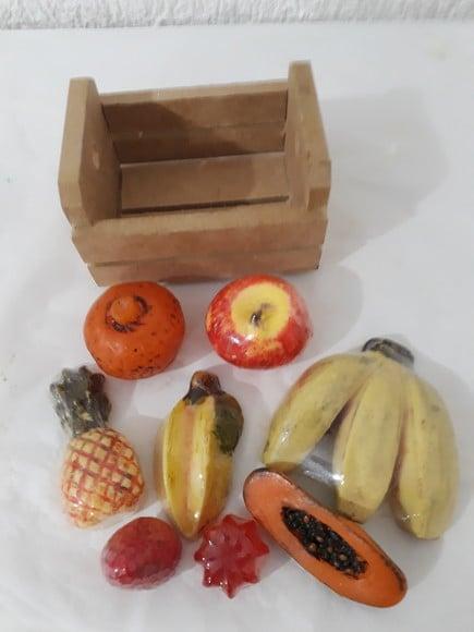 Caixote com frutas diversas