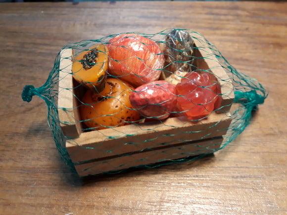 Caixote com frutas diversas