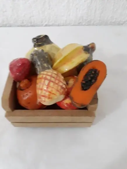 Caixote com frutas diversas