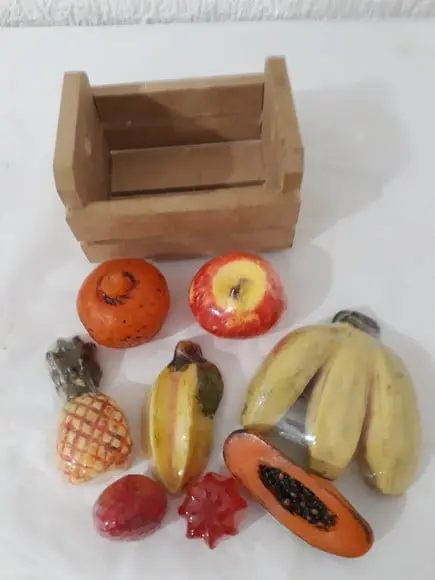 Caixote com frutas diversas