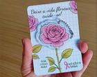 Cartão com Chaveiro de Rosa em Acrílico - Outubro Rosa