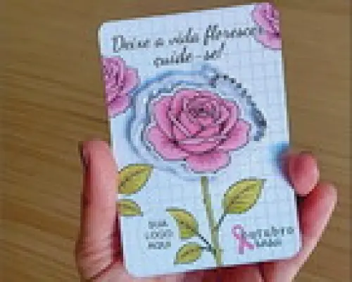 Cartão com Chaveiro de Rosa em Acrílico - Outubro Rosa