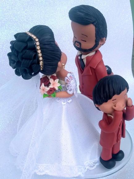 Noivos e pajé de biscuit para casamento