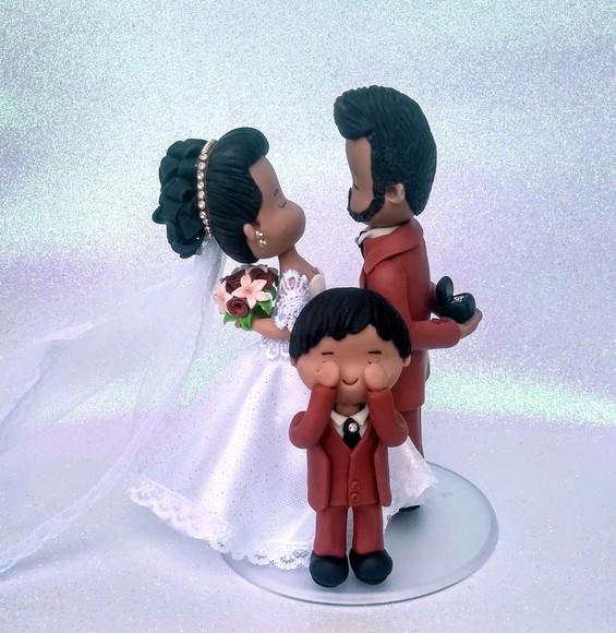 Noivos e pajé de biscuit para casamento