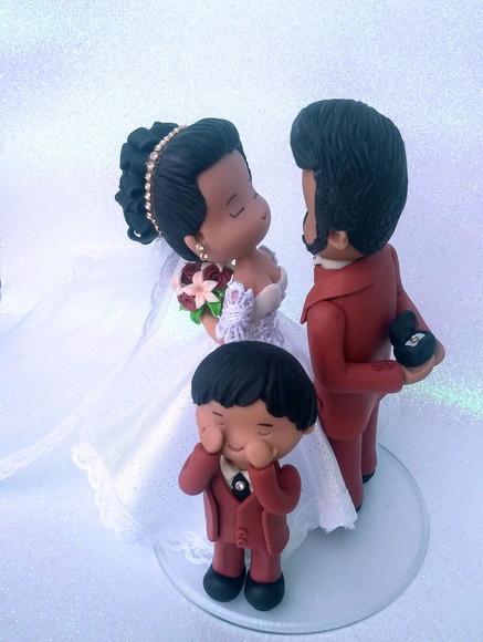 Noivos e pajé de biscuit para casamento