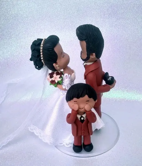 Noivos e pajé de biscuit para casamento