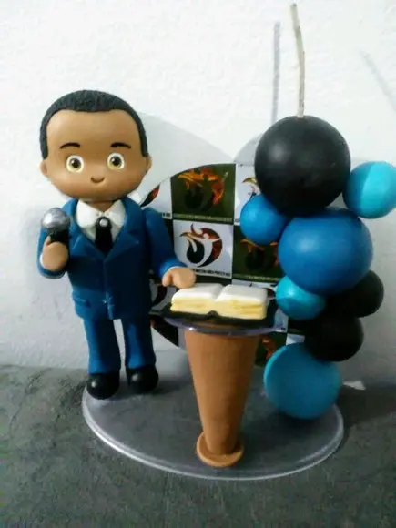 Pastor no púlpito em biscuit