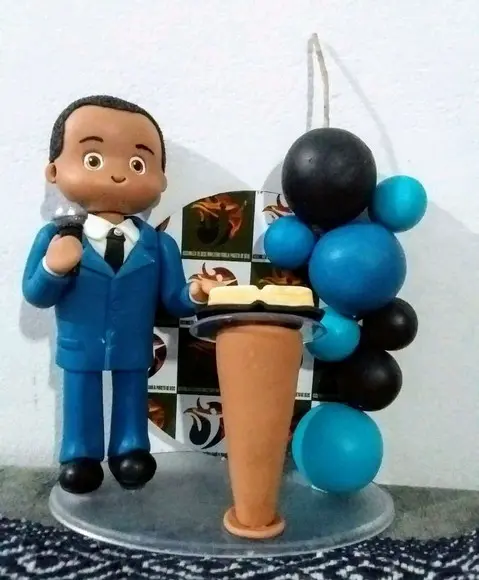 Pastor no púlpito em biscuit