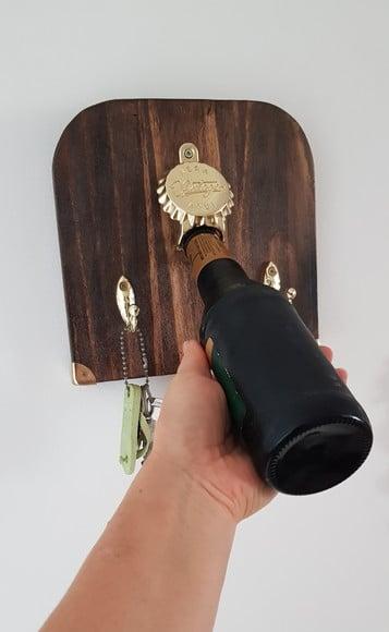 Abridor de garrafas de parede com porta chaves