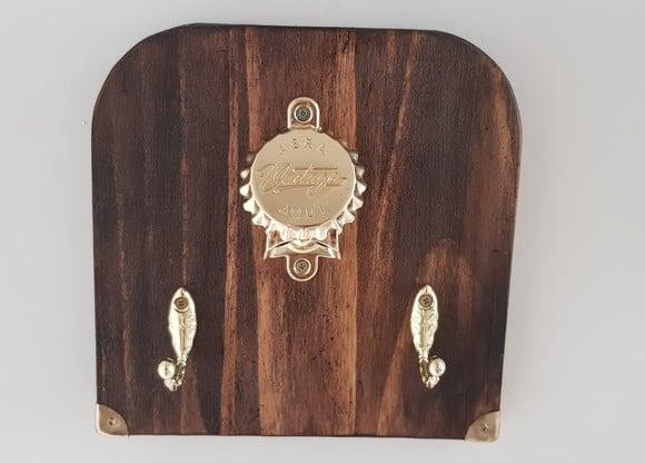 Abridor de garrafas de parede com porta chaves