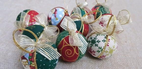 BOLAS DE NATAL EM PATCHWORK