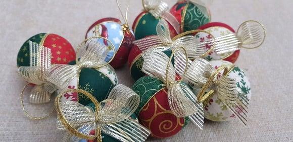 BOLAS DE NATAL EM PATCHWORK
