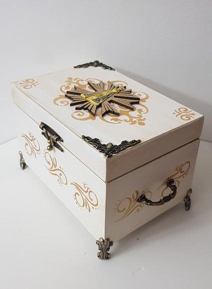 Urna para Cinzas Branco com Ouro Velho Nsa. Sra. Aparecida