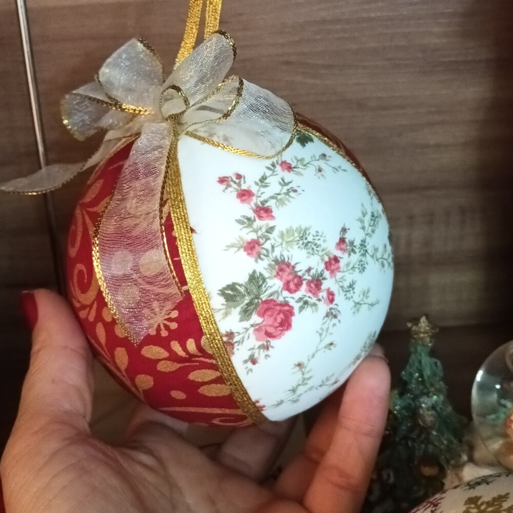 Bola de Natal revestida de tecido