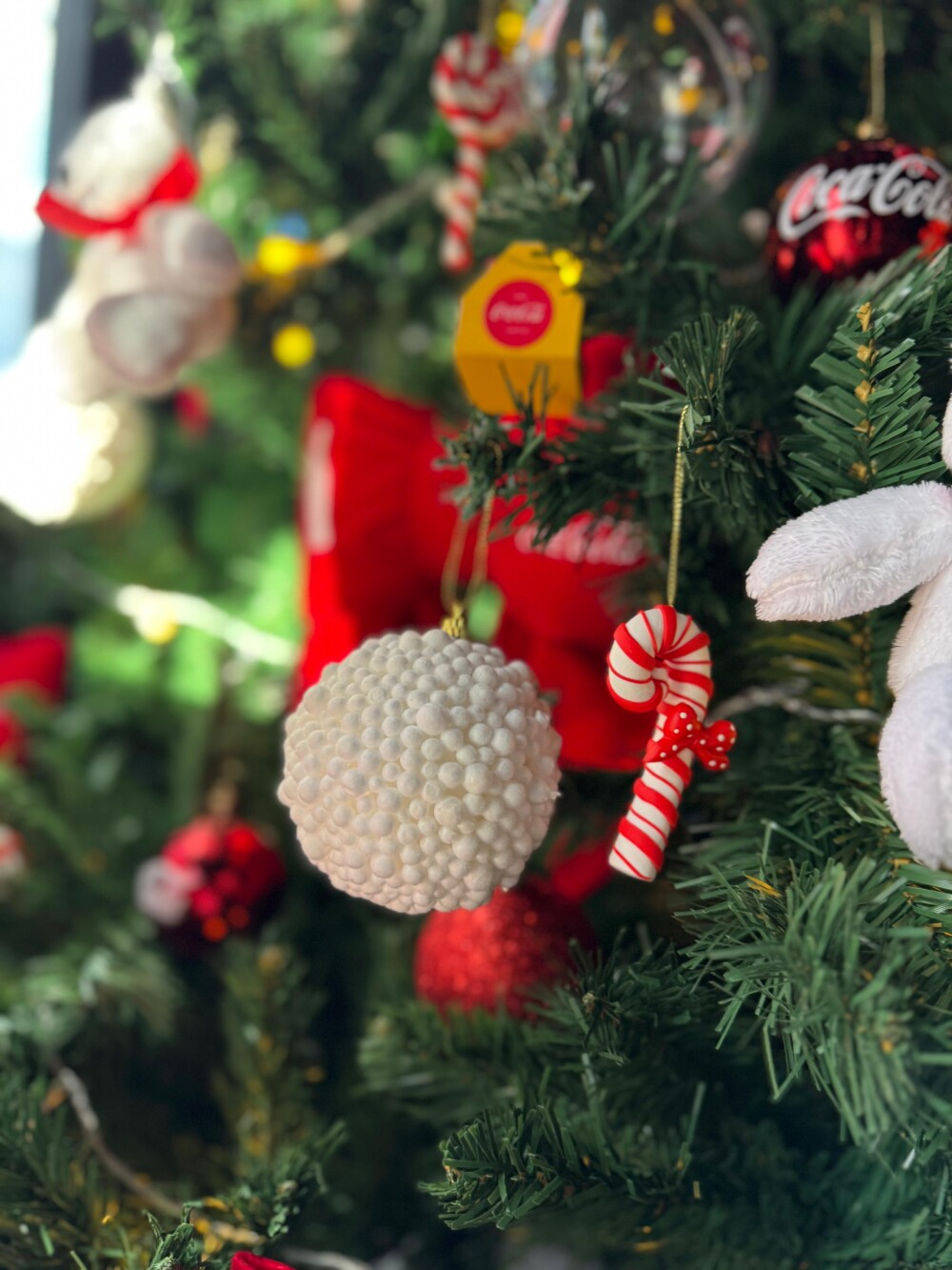 Bola de natal com bolinhas brancas aveludadas