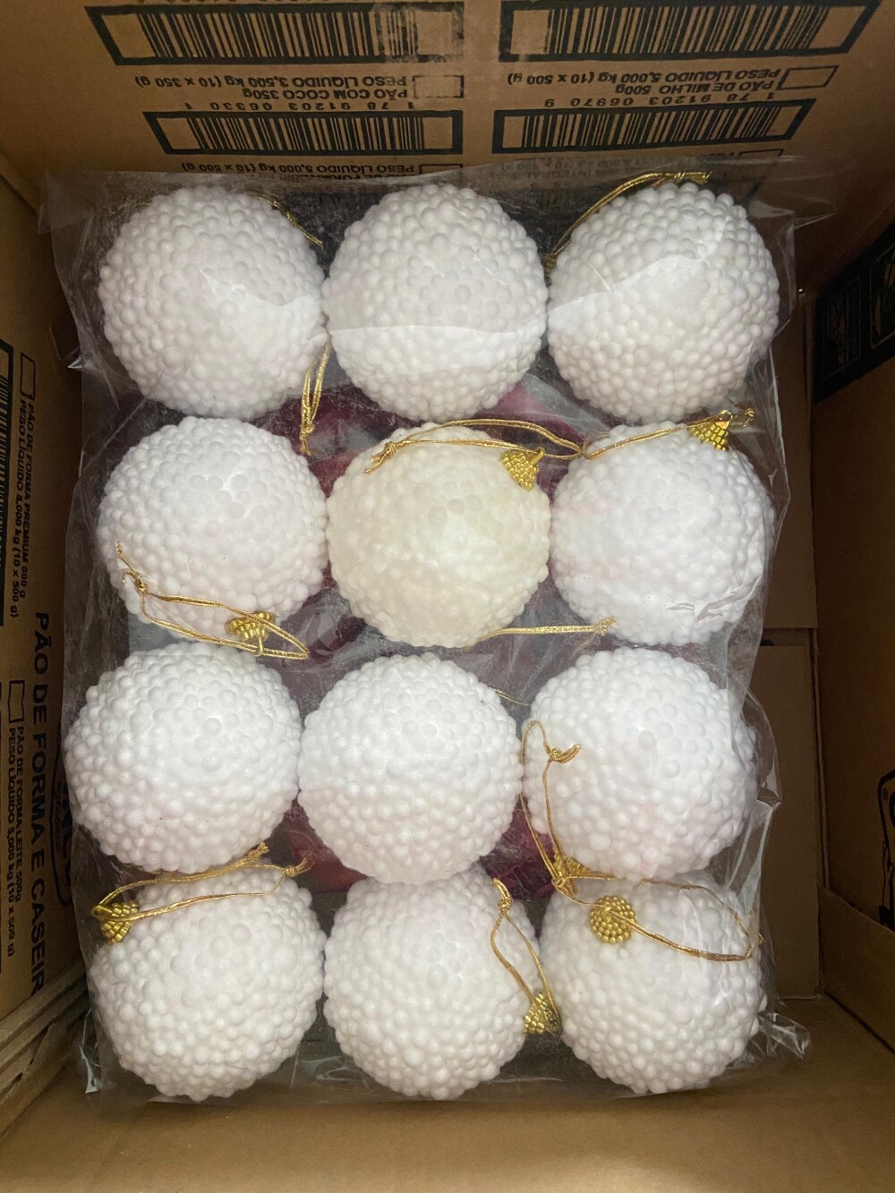 Bola de natal com bolinhas brancas aveludadas