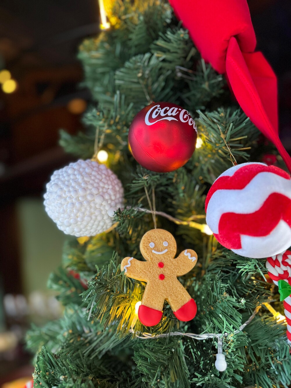 Bola de natal com bolinhas brancas aveludadas