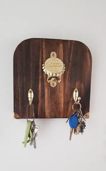 Abridor de garrafas de parede com porta chaves