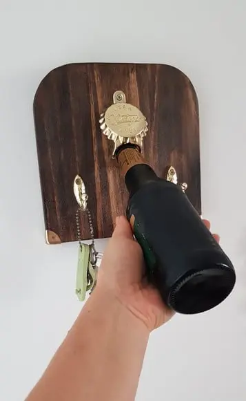 Abridor de garrafas de parede com porta chaves