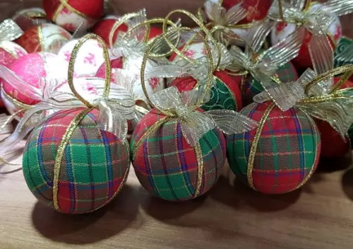 Bolas de Natal em patchwork