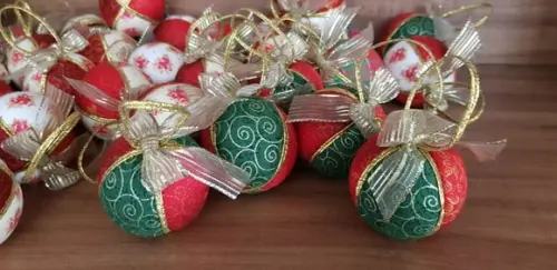 Bolas de Natal em patchwork