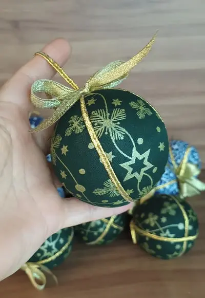 Bolas de Natal em patchwork
