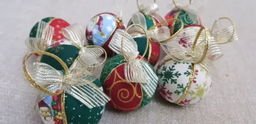 BOLAS DE NATAL EM PATCHWORK