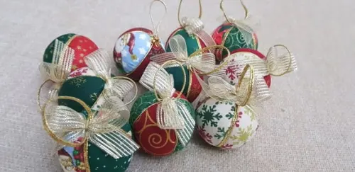 BOLAS DE NATAL EM PATCHWORK