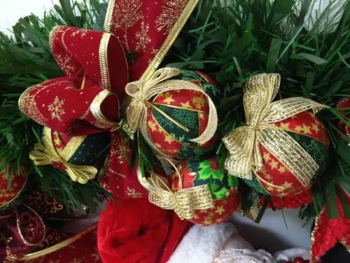 BOLAS DE NATAL EM PATCHWORK