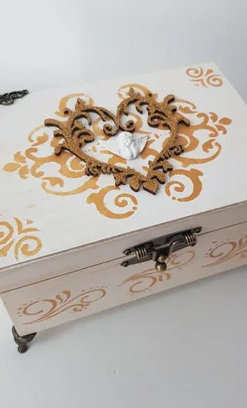 Urna para cinzas Anjinho Branco com ouro velho