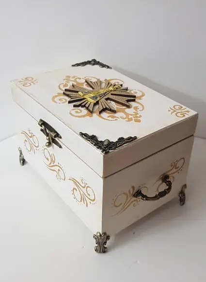 Urna para Cinzas Branco com Ouro Velho Nsa. Sra. Aparecida