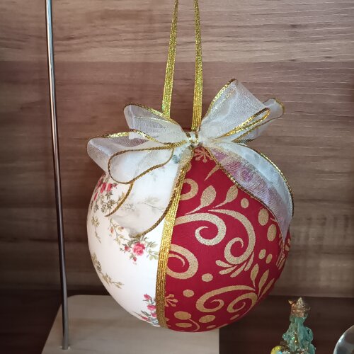 Bola de Natal revestida de tecido