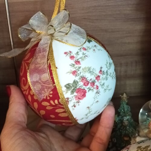 Bola de Natal revestida de tecido