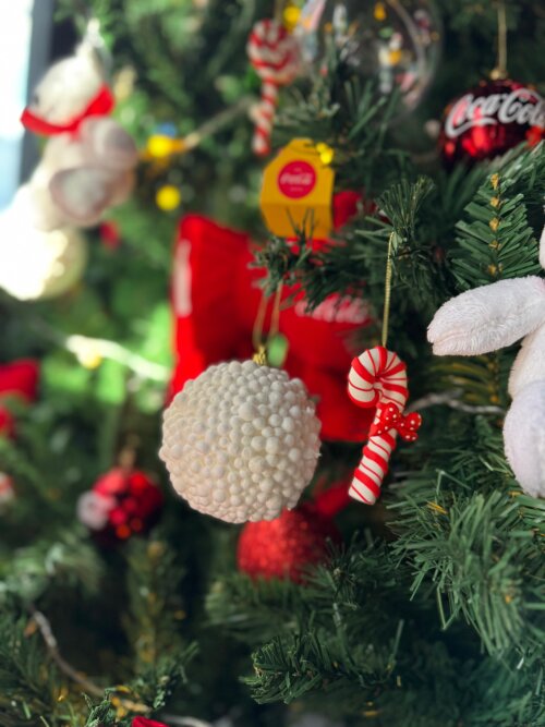 Bola de natal com bolinhas brancas aveludadas