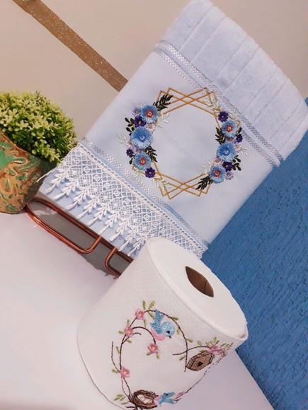 Kit Toalha de Rosto e Porta Papel Higiênico Bordado - Moldura