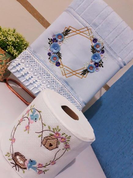 Kit Toalha de Rosto e Porta Papel Higiênico Bordado - Moldura