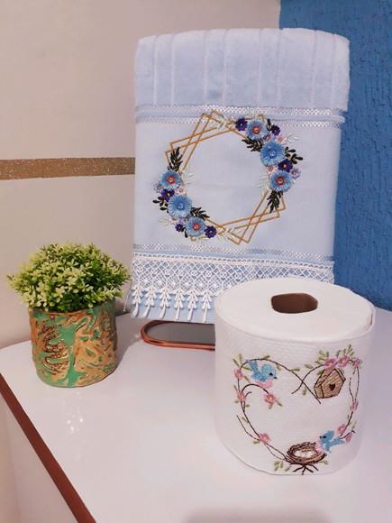 Kit Toalha de Rosto e Porta Papel Higiênico Bordado - Moldura