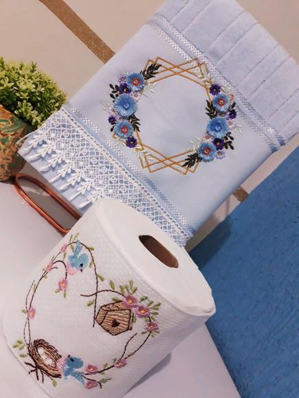 Kit Toalha de Rosto e Porta Papel Higiênico Bordado - Moldura