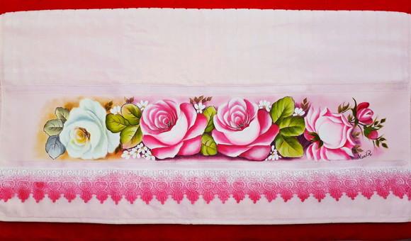 Toalha de Banho Pintada à Mão com Barrado em Guipir - Rosas