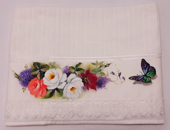 Toalha de Banho Pintada à Mão com Guipir - Flores e Borboleta