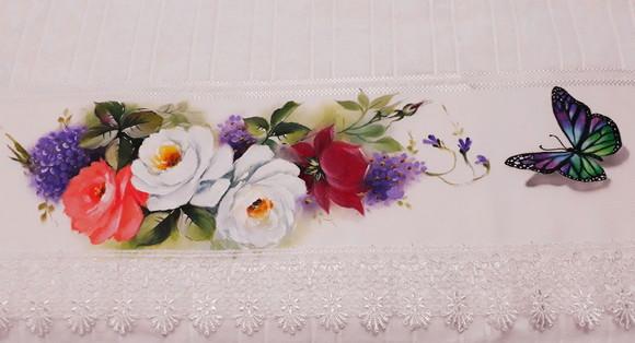 Toalha de Banho Pintada à Mão com Guipir - Flores e Borboleta