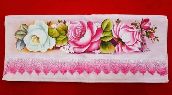 Toalha de Rosto Pintada à Mão com Barrado em Guipir - Rosas